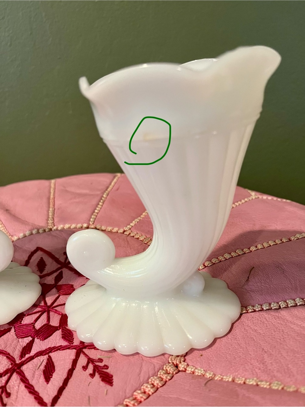 Vintage MCM White Milk Glass Cornucopia Vases - Pair of 2 - Picture 5 of 9